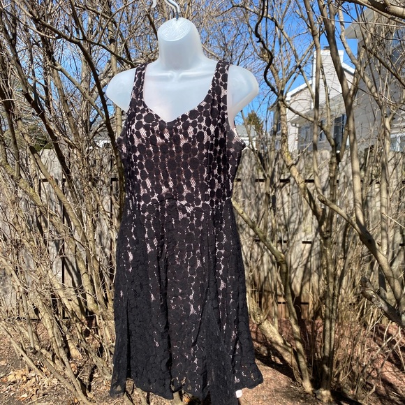 Disney Minnie Rocks the Dots black w/light pink lace dress size large
Pre loved - Picture 7 of 7